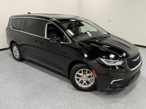 Used 2024 Chrysler Pacifica Touring-L FWD image 42