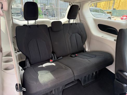 Used 2018 Chrysler Pacifica LX image 18