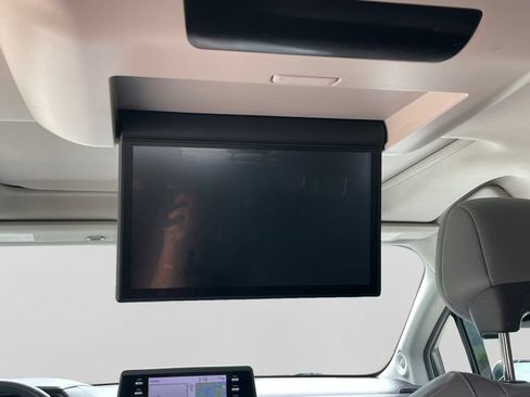 Used 2021 Toyota Sienna XLE w/ XLE Plus Package FWD image 32