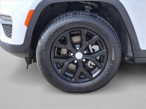 Used 2023 Jeep Grand Cherokee Limited w/ Trailer Tow Prep Group (B) AWD/4WD image 24