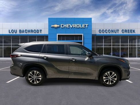 Used 2024 Toyota Highlander XLE FWD image 9