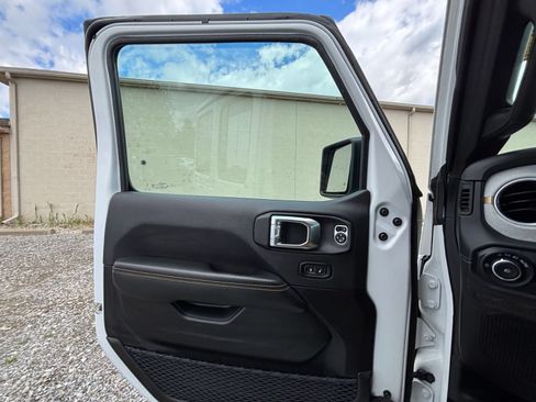 Used 2025 Jeep Wrangler Unlimited Sahara AWD/4WD image 18