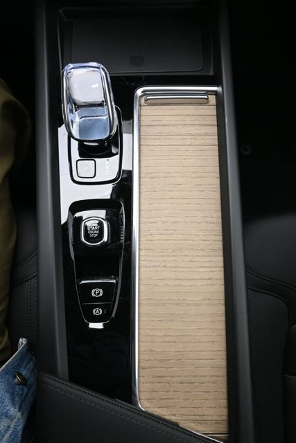 New 2027 Volvo XC60 B5 Plus AWD/4WD image 11