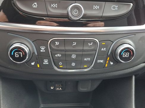 Used 2023 Chevrolet Traverse RS image 17