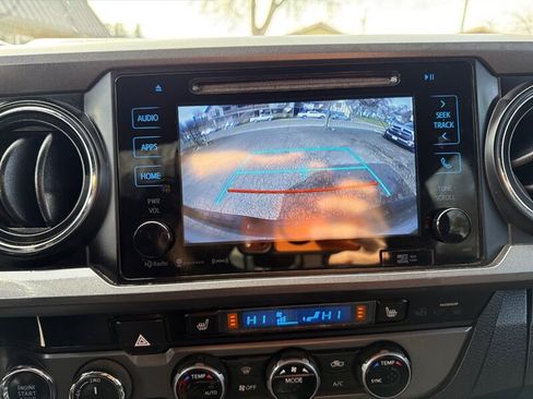Used 2017 Toyota Tacoma TRD Off-Road w/ Premium & Technology Package AWD/4WD image 19