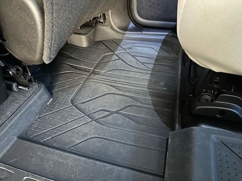 Used 2023 Chevrolet Traverse LT image 28