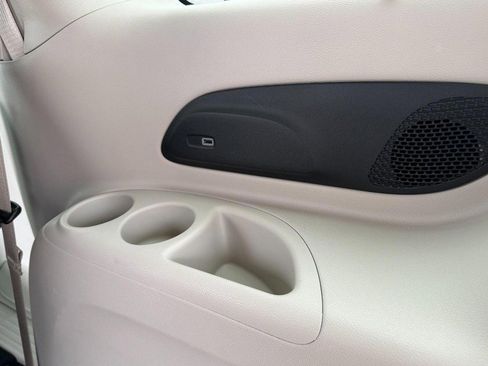 Used 2024 Chrysler Pacifica Limited FWD image 15