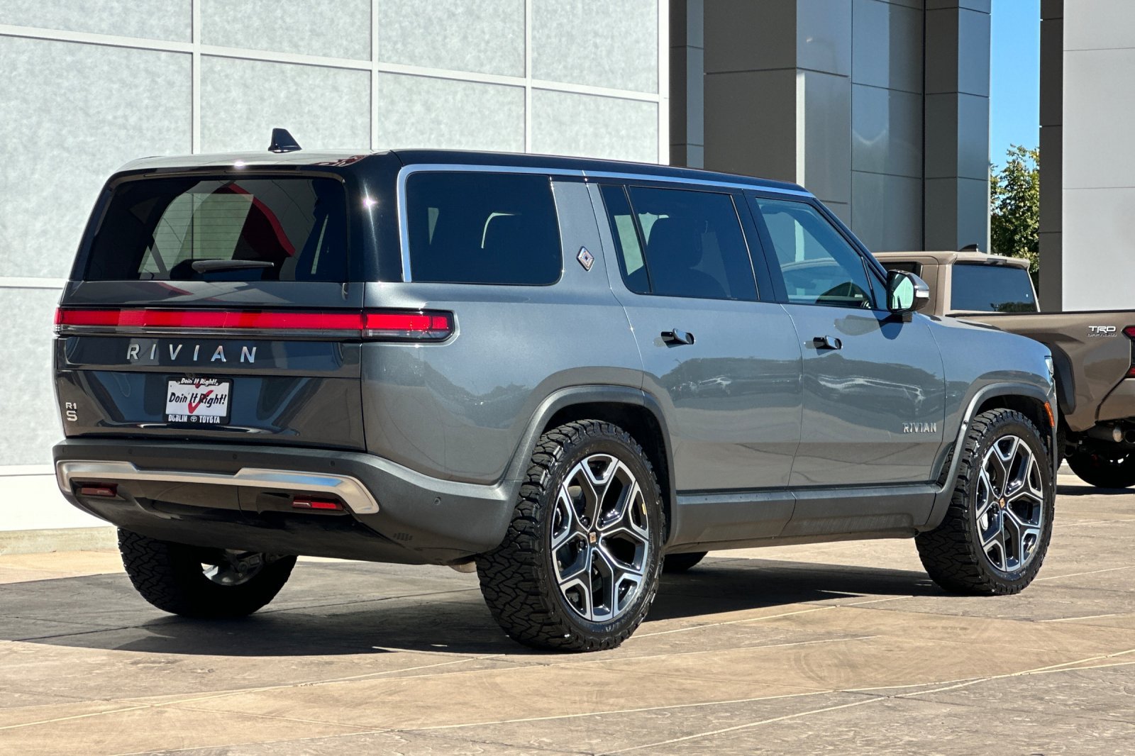 Used 2024 Rivian R1S Adventure Dual AWD/4WD image 4