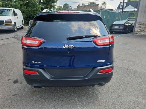 Used 2018 Jeep Cherokee Latitude Plus w/ Cold Weather Group AWD/4WD image 4