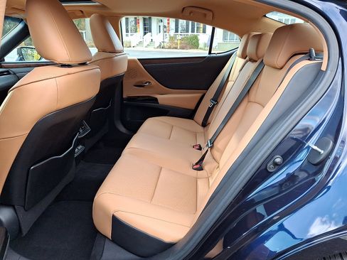 Certified 2023 Lexus ES 350 w/ Premium Package image 10