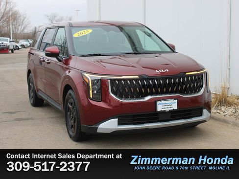 Used 2025 Kia Carnival image 3