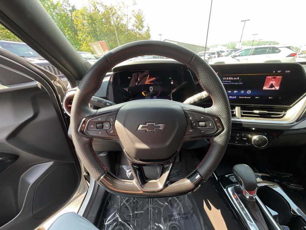 Used 2024 Chevrolet Trax RS w/ Sunroof Package FWD image 10