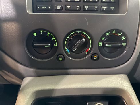 Used 2004 Ford Expedition XLT image 25