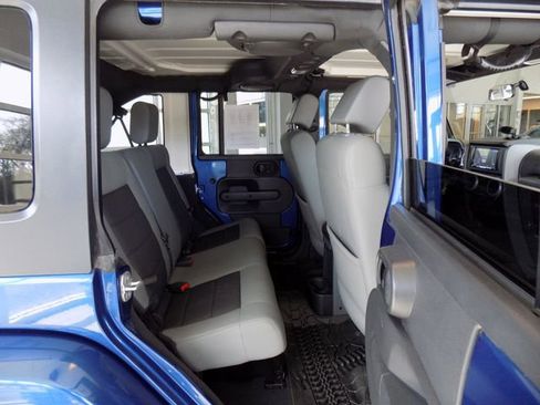 Used 2010 Jeep Wrangler Unlimited Sahara image 27