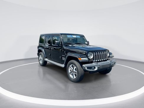 Used 2018 Jeep Wrangler Unlimited Sahara w/ Safety Group AWD/4WD image 2