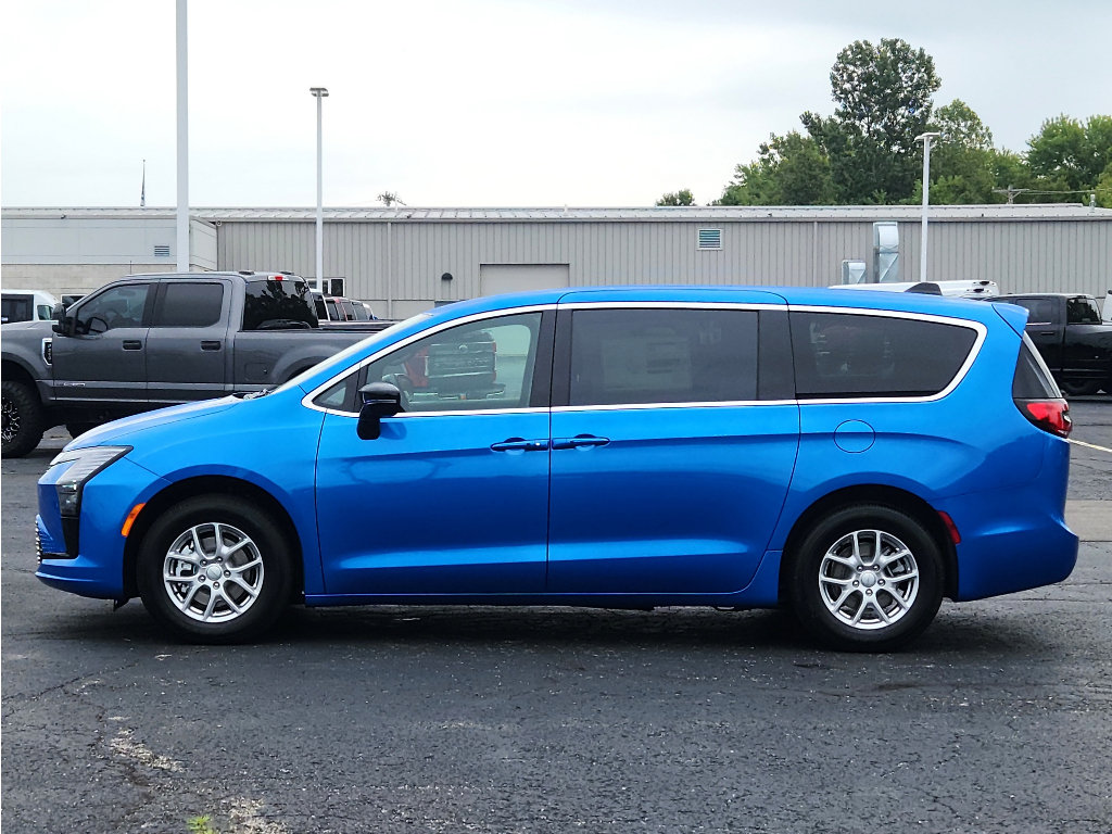 New 2027 Chrysler Pacifica Select FWD image 11