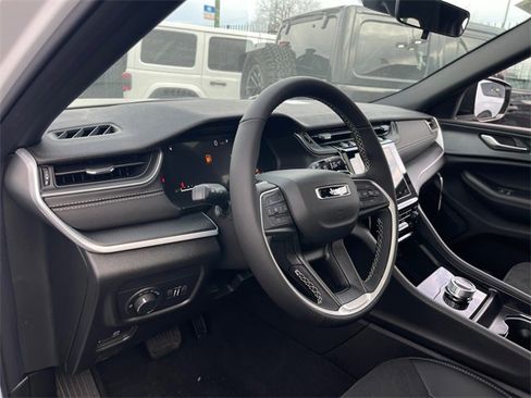 New 2025 Jeep Grand Cherokee L Altitude image 8