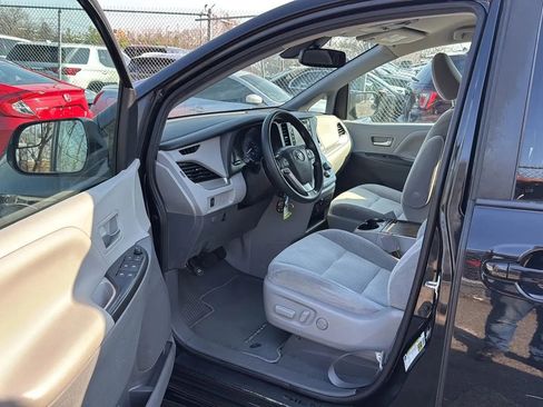 Used 2020 Toyota Sienna LE FWD image 23