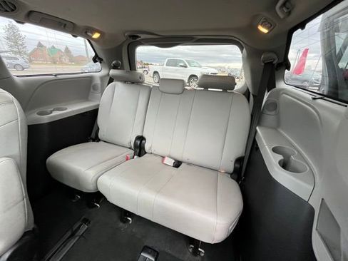 Used 2017 Toyota Sienna Limited image 39