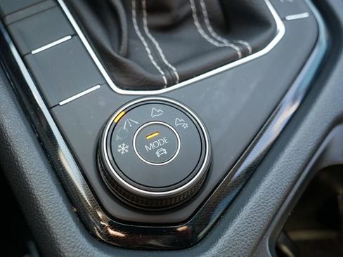 Certified 2025 Volkswagen Taos SEL image 32