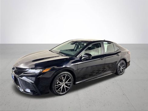 Used 2024 Toyota Camry SE image 2