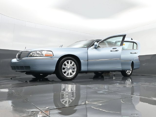 Used 2010 Lincoln Town Car Signature Limited RWD image 35