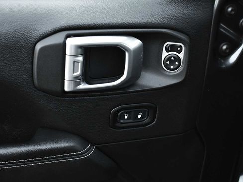 Used 2020 Jeep Wrangler Unlimited Sahara image 27