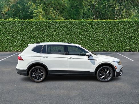 Used 2022 Volkswagen Tiguan SE AWD/4WD image 2