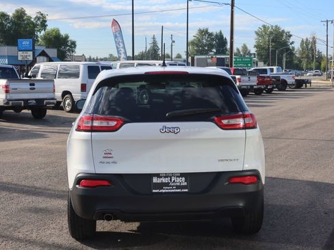 Used 2017 Jeep Cherokee Sport image 4