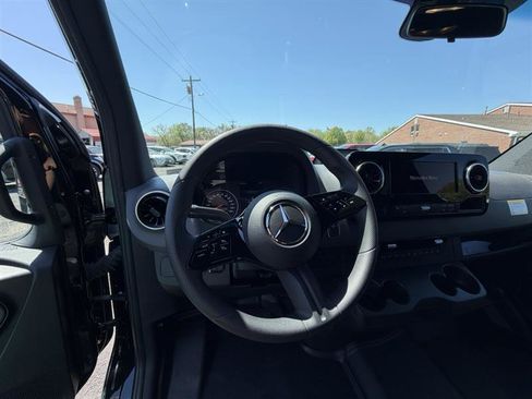 Used 2025 Mercedes-Benz Sprinter 2500 image 24