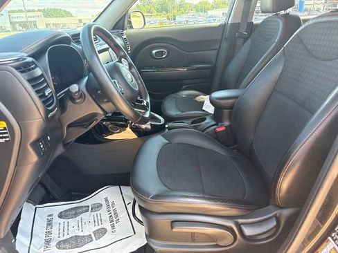 Used 2019 Kia Soul ! FWD image 11