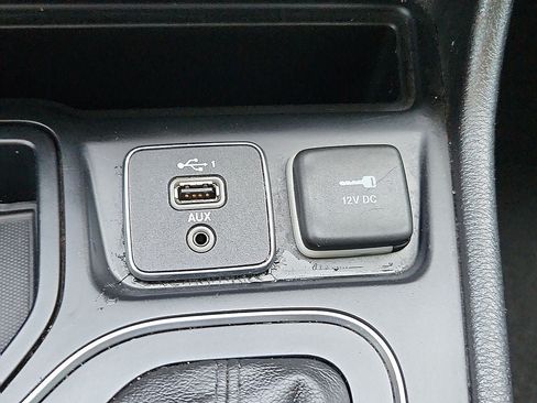 Used 2019 Jeep Cherokee Latitude w/ Popular Appearance Group FWD image 18