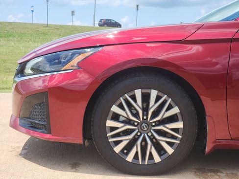Used 2023 Nissan Altima 2.5 SV FWD image 13