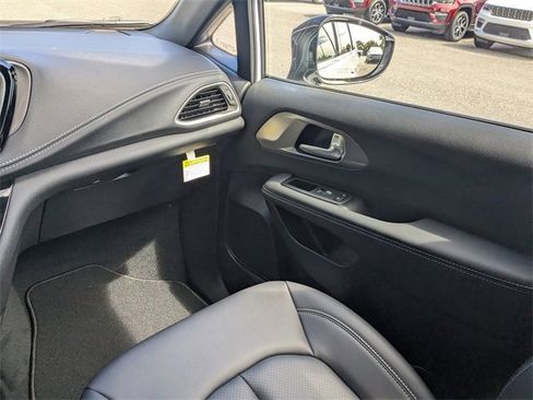 New 2026 Chrysler Pacifica Select image 17