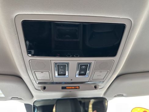 Used 2023 Land Rover Defender 110 S image 9