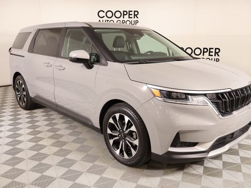 Used 2022 Kia Carnival EX image 1