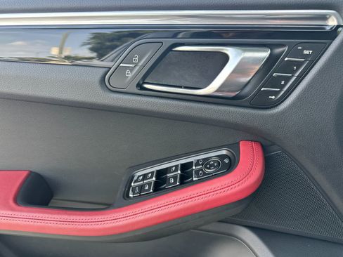 Certified 2025 Porsche Macan AWD/4WD image 12