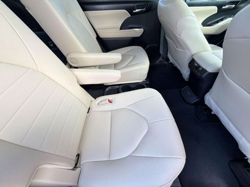 Used 2024 Toyota Highlander XLE image 29