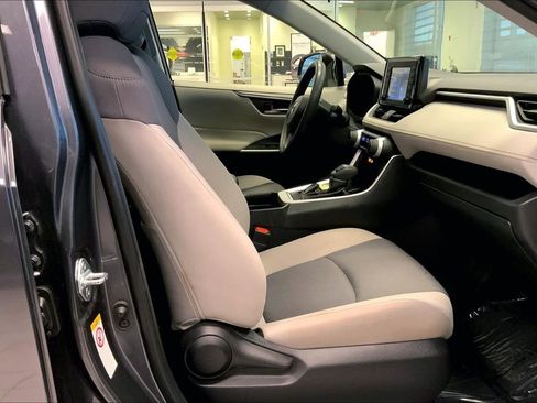 Used 2019 Toyota RAV4 XLE image 9