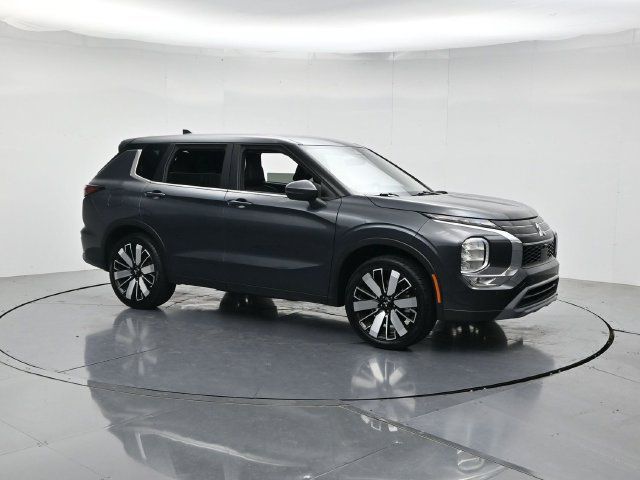 Used 2025 Mitsubishi Outlander SE FWD image 3
