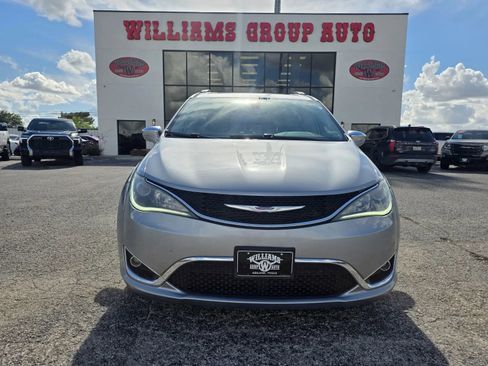 Used 2019 Chrysler Pacifica Limited FWD image 2