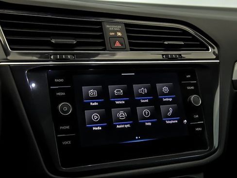 Certified 2024 Volkswagen Tiguan SE w/ Panoramic Sunroof Package image 17