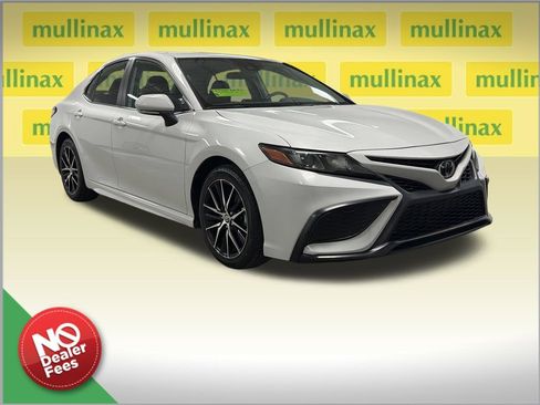 Used 2023 Toyota Camry SE FWD image 1