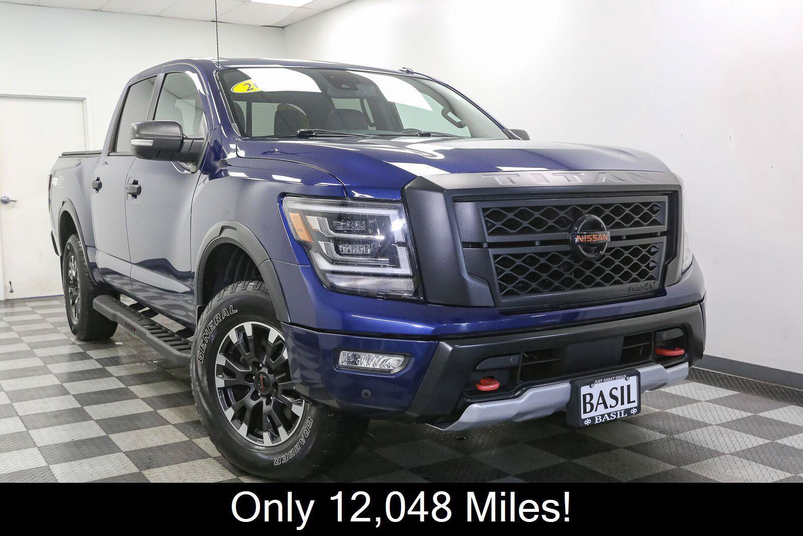 Used 2021 Nissan Titan PRO-4X w/ Pro-4x Convenience Package AWD/4WD image 2