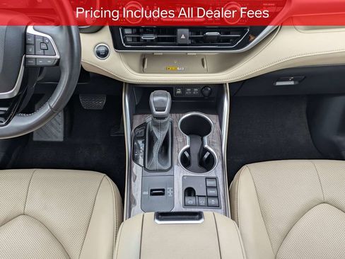 Used 2024 Toyota Highlander Platinum FWD image 21