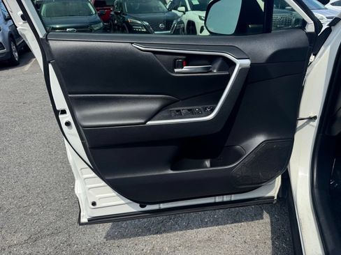 Used 2019 Toyota RAV4 XLE Premium FWD image 17