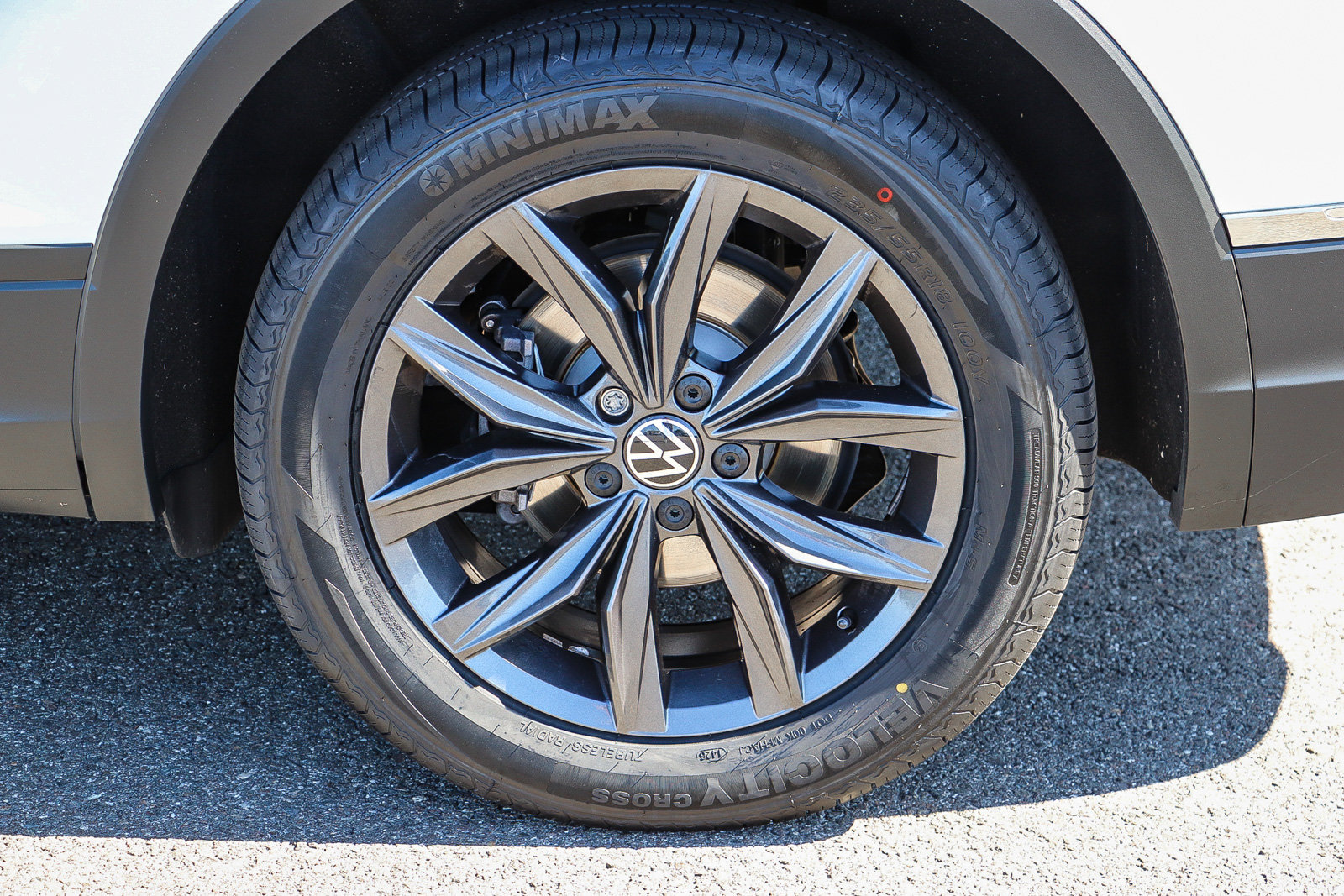 Used 2023 Volkswagen Tiguan SE w/ Panoramic Sunroof Package FWD image 12