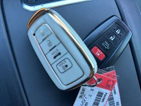 Used 2022 Toyota Highlander Limited FWD image 28