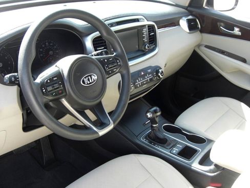 Used 2018 Kia Sorento FWD image 7
