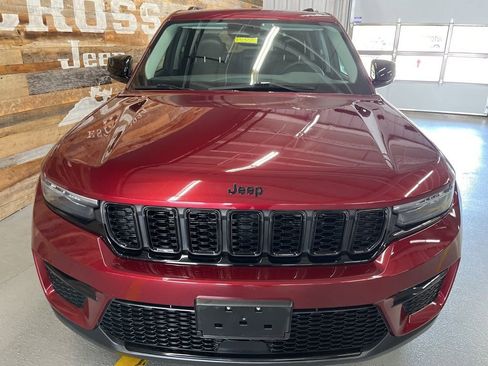 Used 2023 Jeep Grand Cherokee Limited w/ Black Appearance Package AWD/4WD image 7